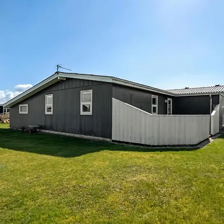 3 Bedroom Cozy In Casa de Férias *